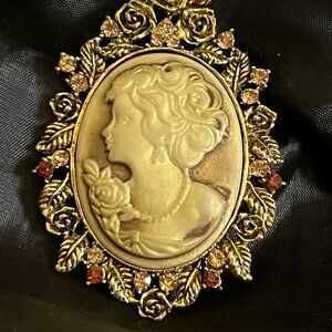 Vintage Gold Cameo Brooch